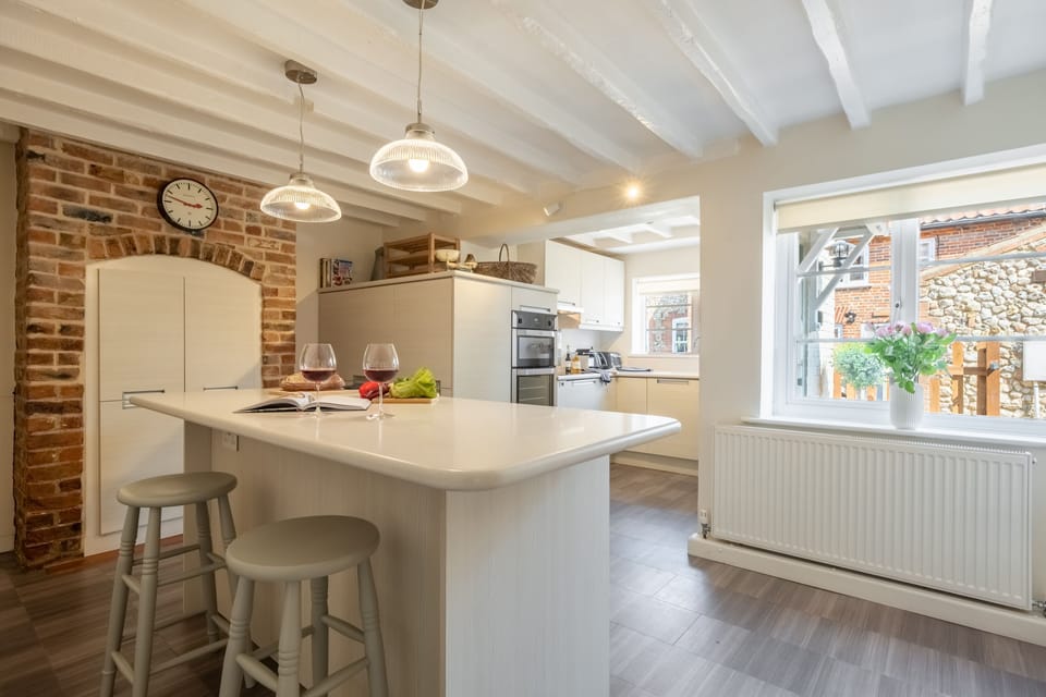 Ground floor: Well-equipped kitchen with breakfast bar