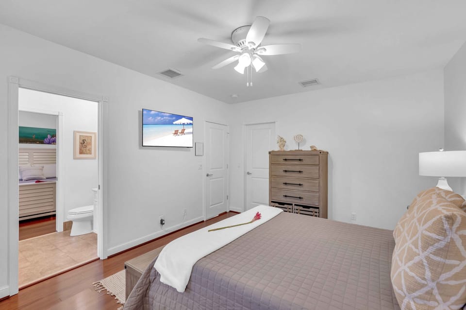 Alternative view of the bedroom.