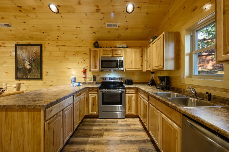 Fully equipped kitchen: Cook/Bake/Dinner/Silver-ware