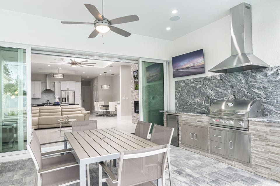 Outdoor built in BBQ and Dining Area