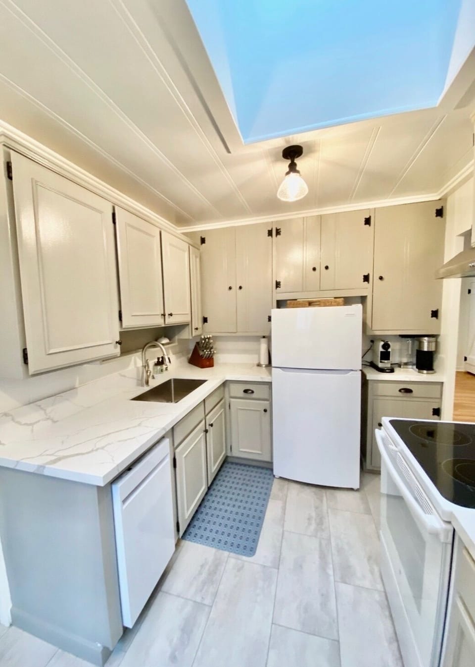 Updated kitchen w/new appliances.