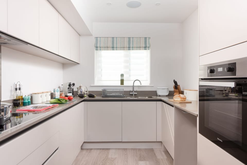 Kitchen with oven, double toaster, Nespresso machine - Wish You Were Here