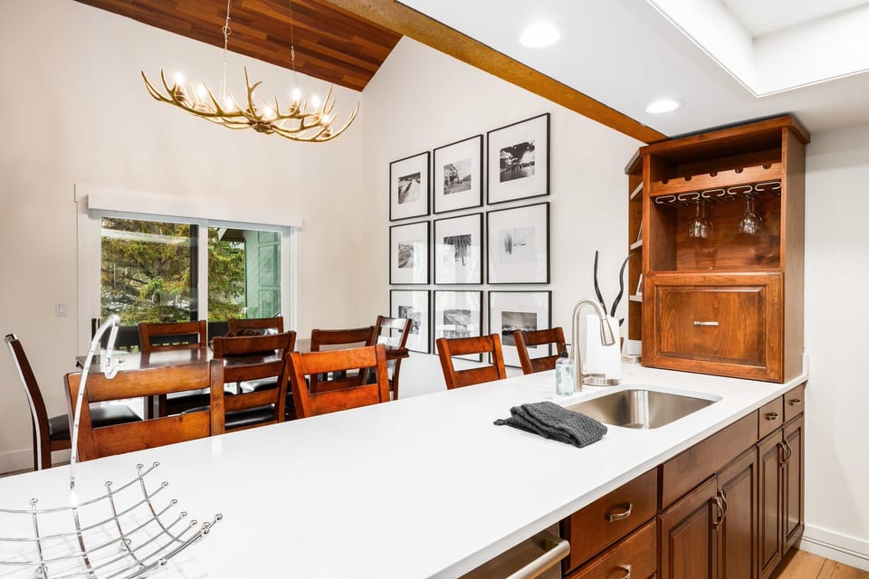 Seating for 4 at counter