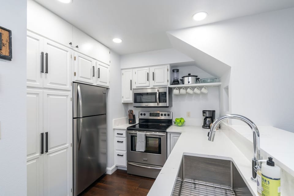 Fully equipped kitchen with everything you need to cook at home, from casual breakfasts to full dinners with friends.
