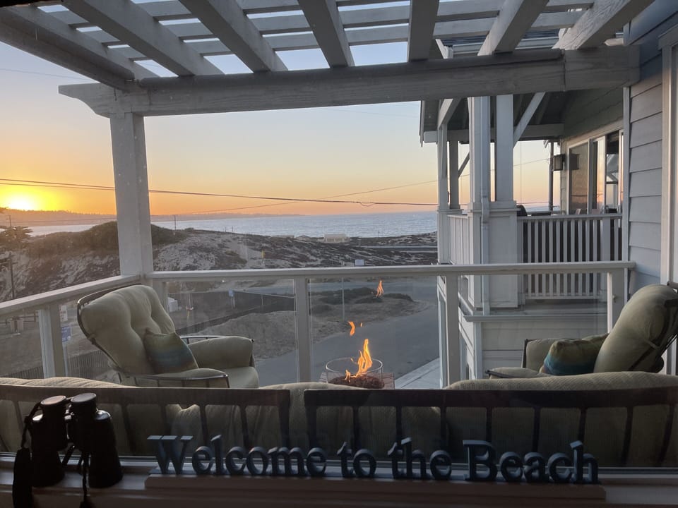 Welcome to the beach!Watch the  boats,whales,wildlife & parasailing from home!