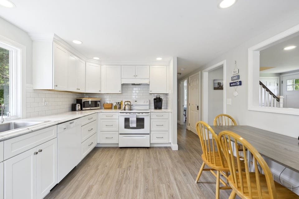 Cook up your favorite meals in this fully stocked kitchen!
