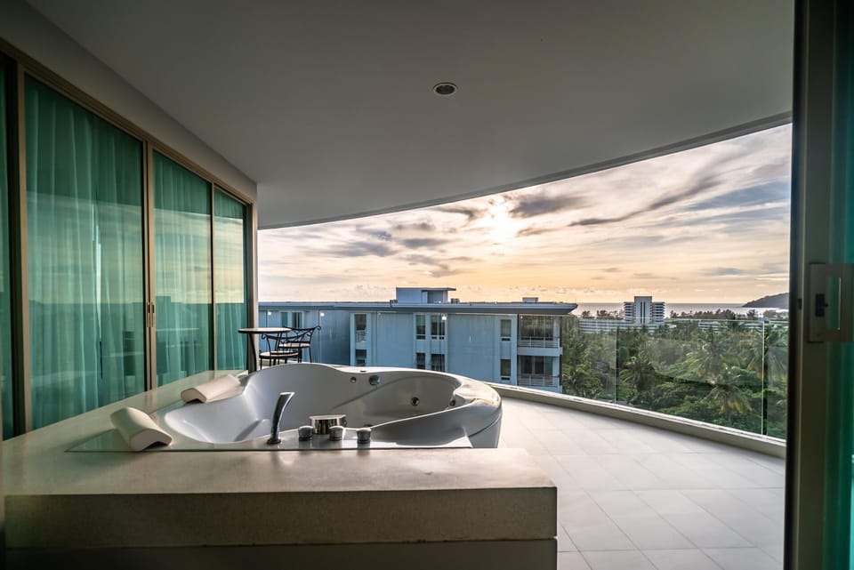 Spacious apartment with jacuzzi and ocean view (8076)