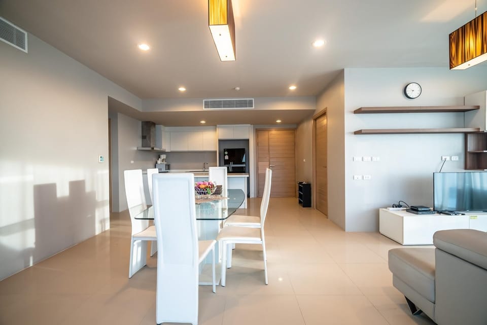 Spacious apartment with jacuzzi and ocean view (8050)