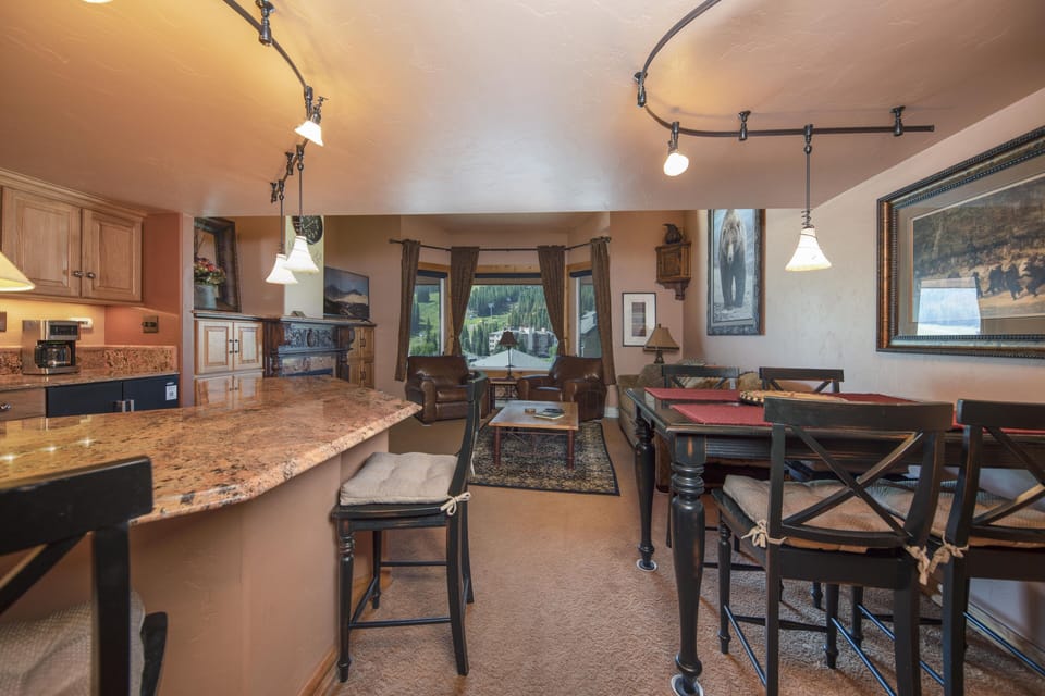 Main level dining area with seating for 4 people.