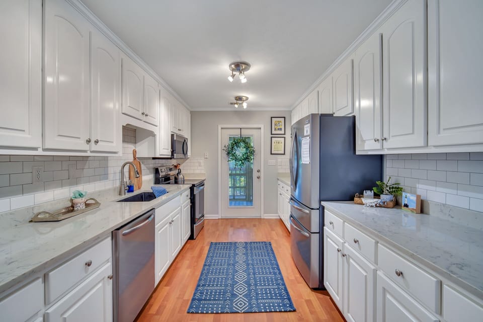 Full Kitchen: Stove, oven, refrigerator, and coffee maker.