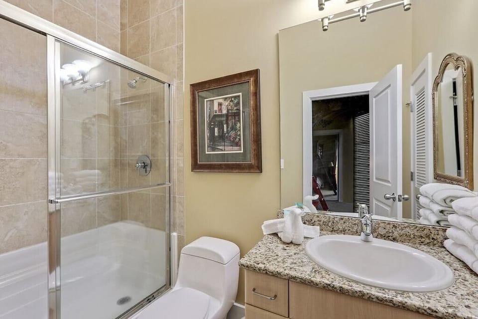 Guest room 1, private entrance bath.