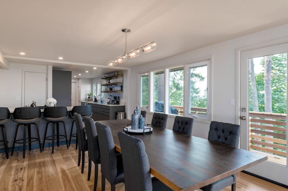 Dining area for 8 guests next to kitchen