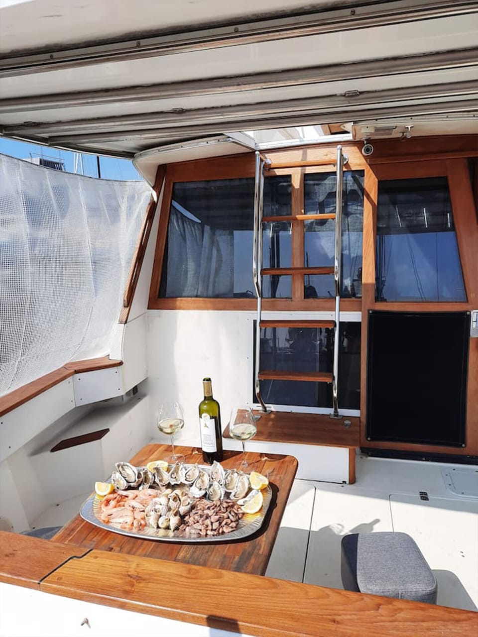 Terrasse à l'arrière du bateau