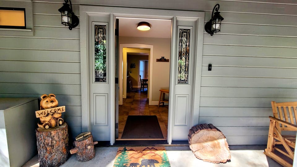 Welcome! Ground level entry (no steps to unload).