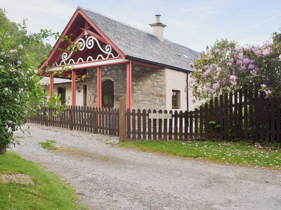 Attractive approach to the holiday home | North Lodge Gate House, Muir of Ord