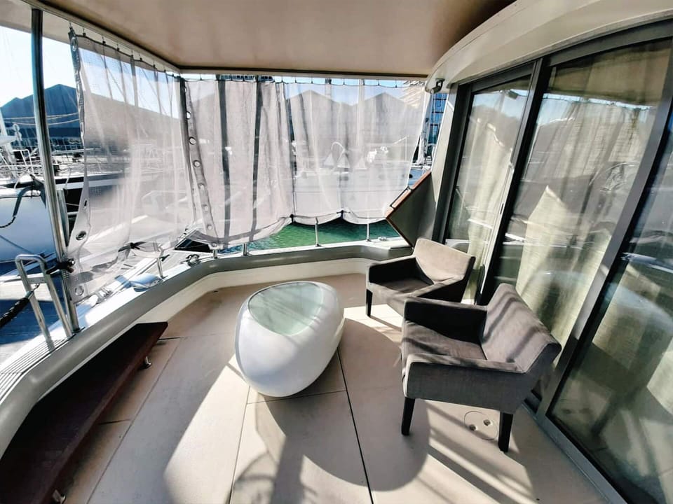 Terrasse à l'arrière du bateau