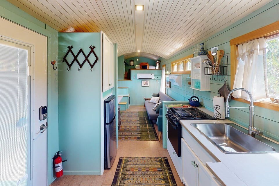 Full kitchen with gas stovetop