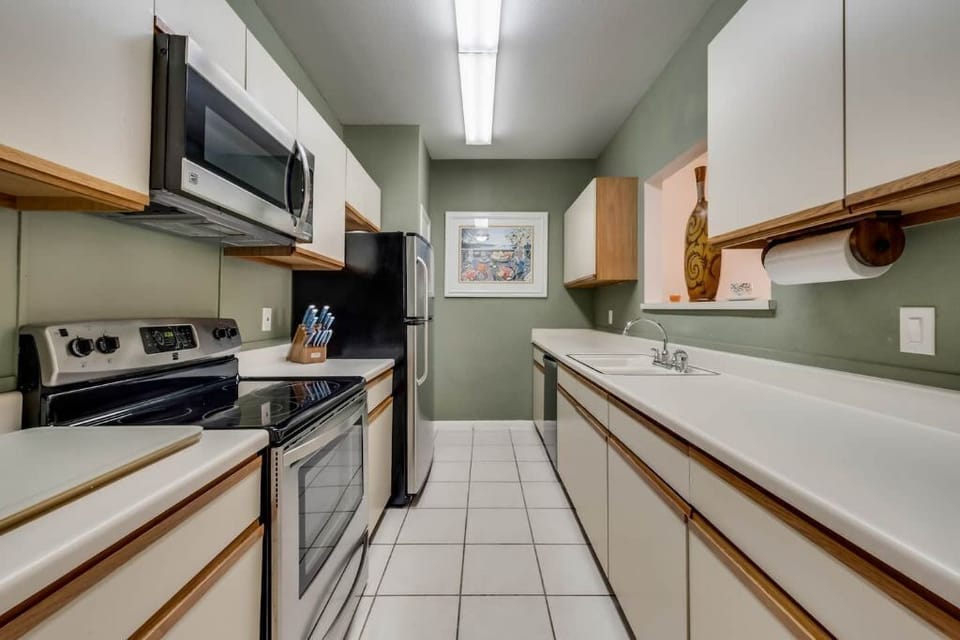 Kitchen Area
*Cooking tools, pans, bows &plates
*Keurig Coffee Maker
* More 