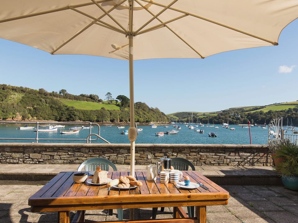 Outdoor eating area | Island Quay 10, Salcombe
