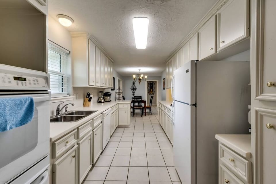 The closer look of the kitchen. It's white even inside of the White House.