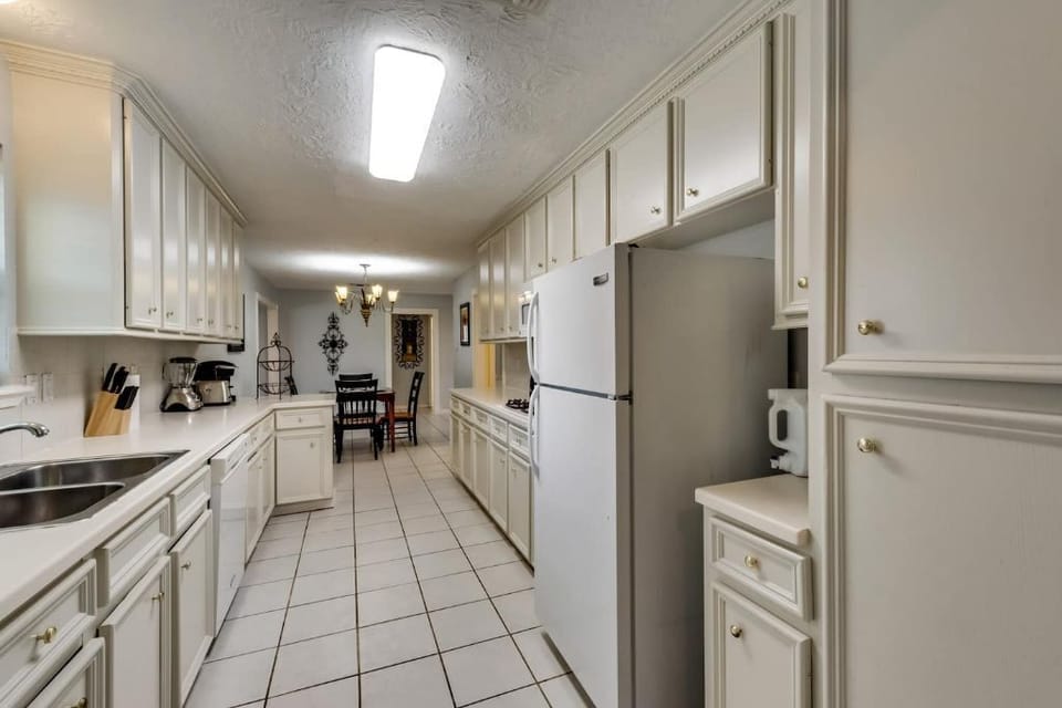 The closer look of the kitchen. It's white even inside of the White House.