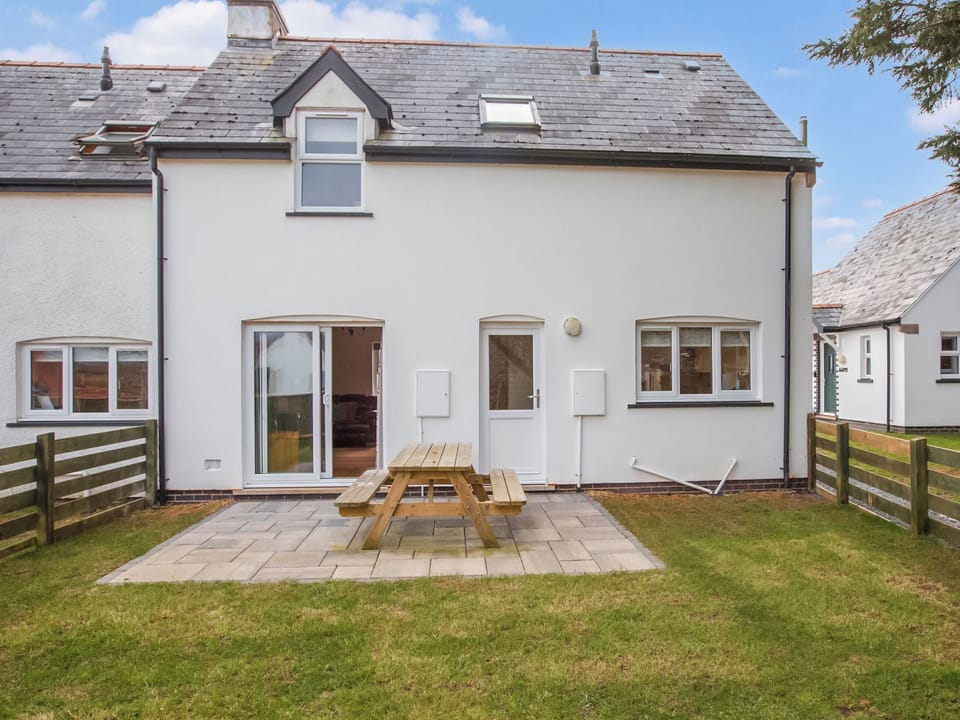 Sitting-out-area | Captain&rsquo;s Lodge - Celtic Haven Resort, Lydstep, near Tenby