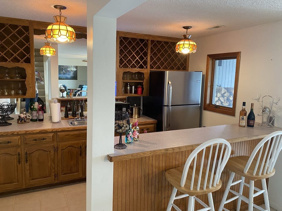 wet bar, second refrig & microwave