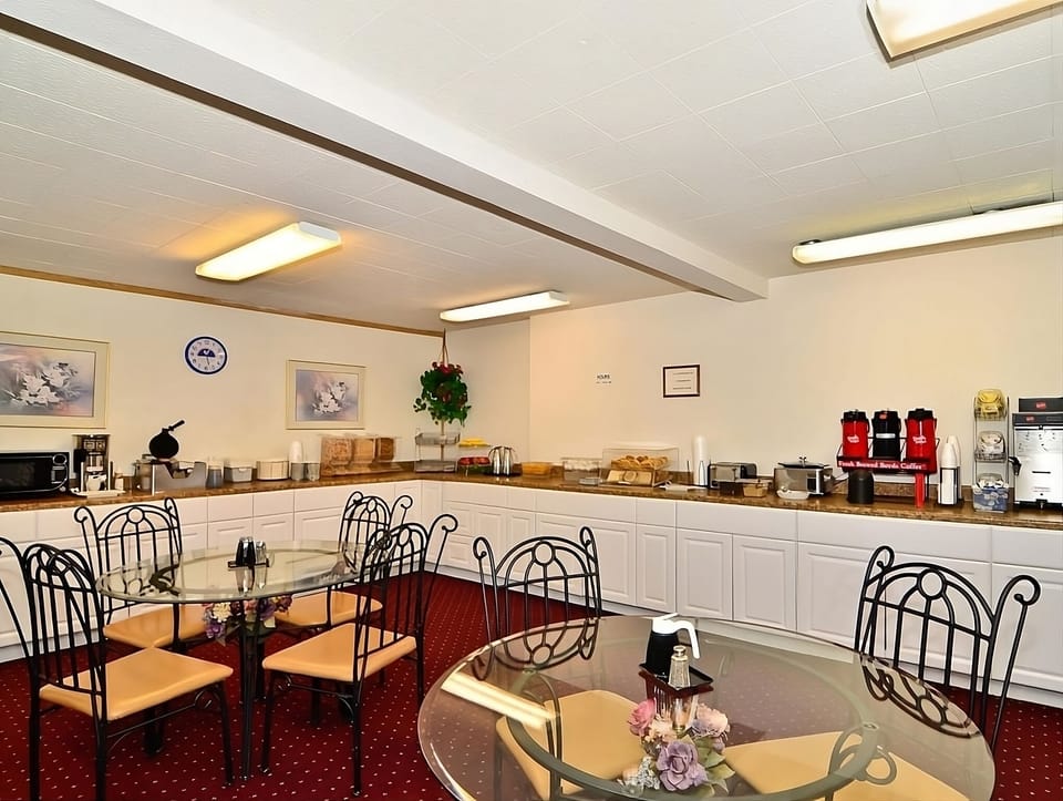 Gather easily at airy tables while enjoying a warm breakfast.