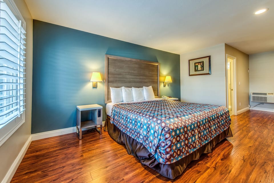 NK - Hotel 414 Anaheim, Luxurious King Size Bed image 2