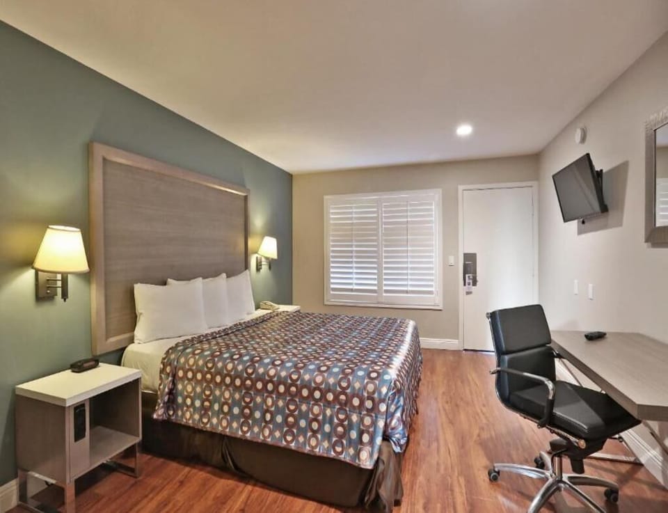 NK - Hotel 414 Anaheim, Luxurious King Size Bed image 1