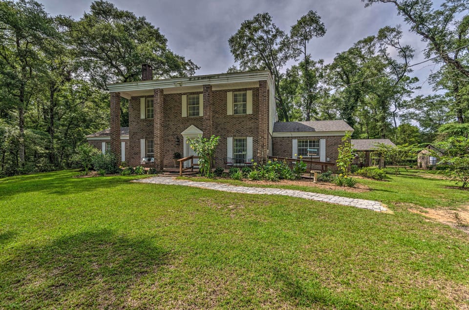 Bonifay Vacation Rental | 4BR | 3BA | 2 Stories | Step-Free Access | 3,700 Sq Ft