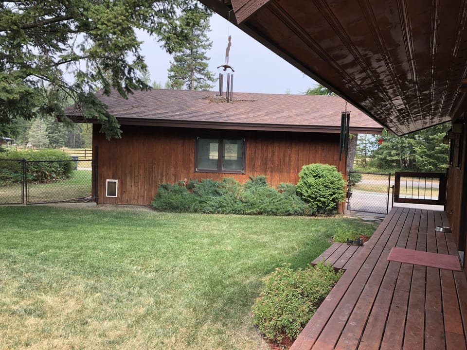 Side fenced yard