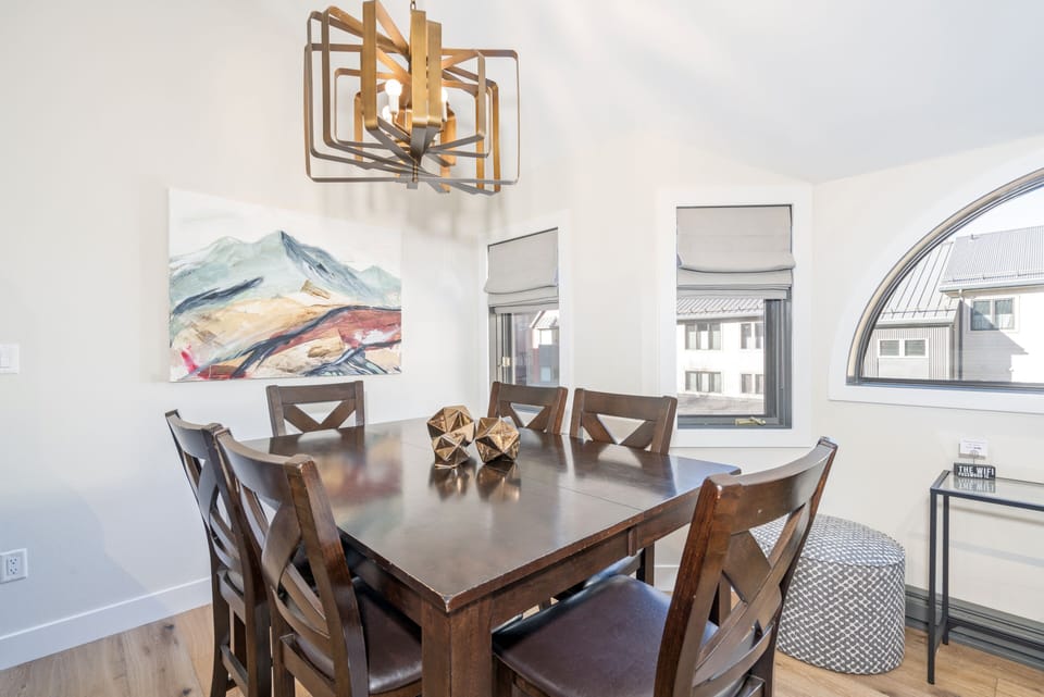 Tall-top dining table accommodates 6
