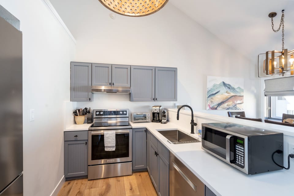 Well-appointed kitchen with all new appliances
