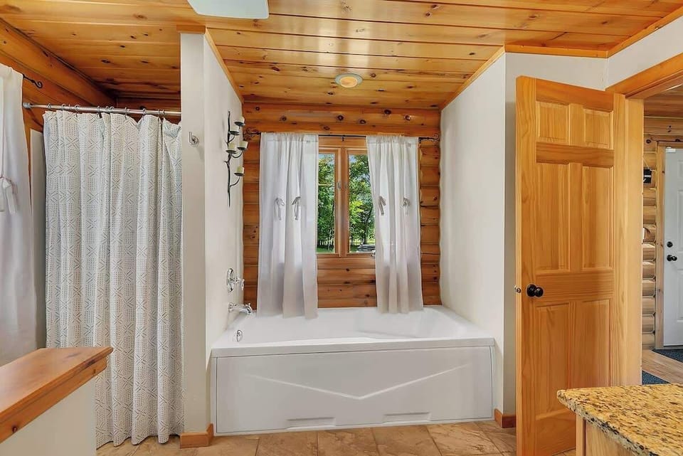 Jaccuzi Tub, shower, granite tops