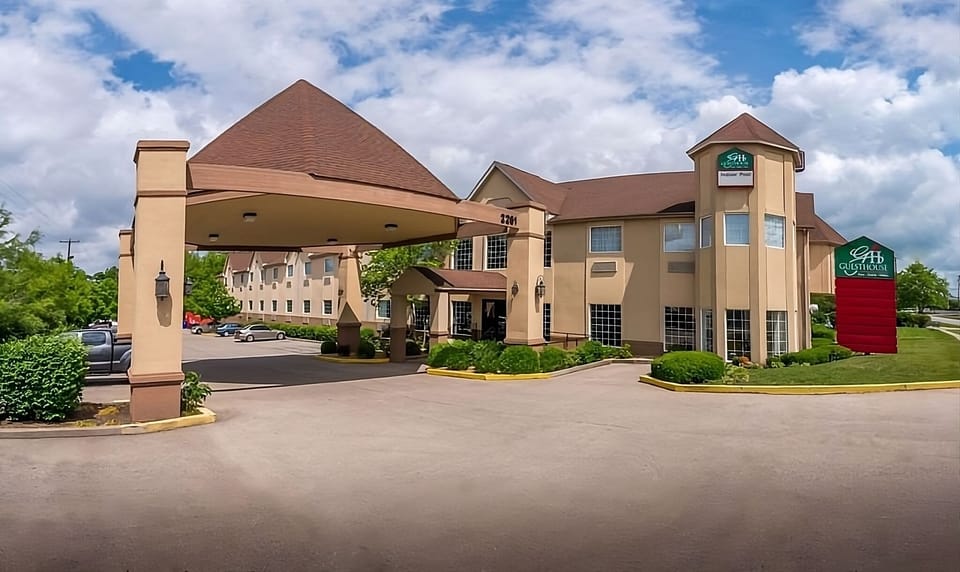 Arrive with ease under a welcoming covered hotel entrance.