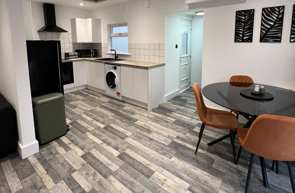Kitchen & Dining Area