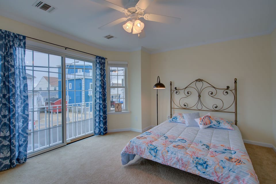 1st floor bedroom with queen size bed 