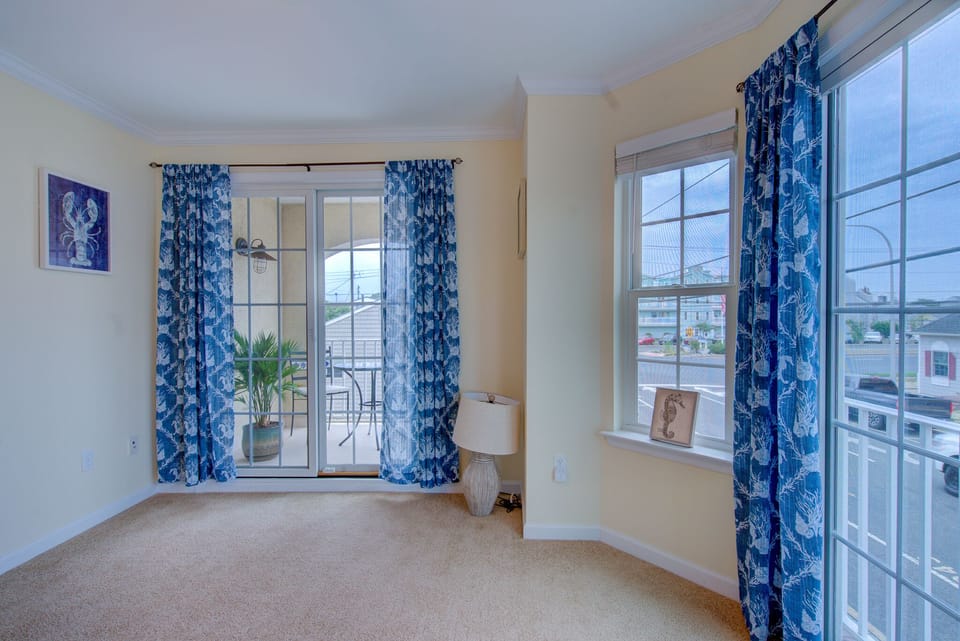 1st floor bedroom with queen size bed 