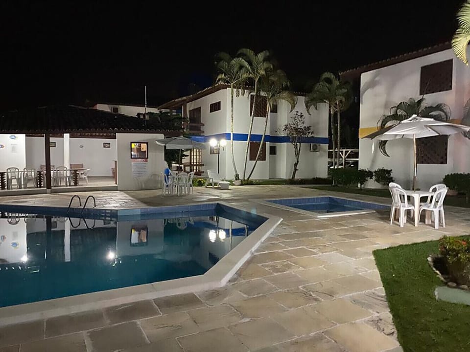 Você terá acesso às piscinas grandes do condomínio
