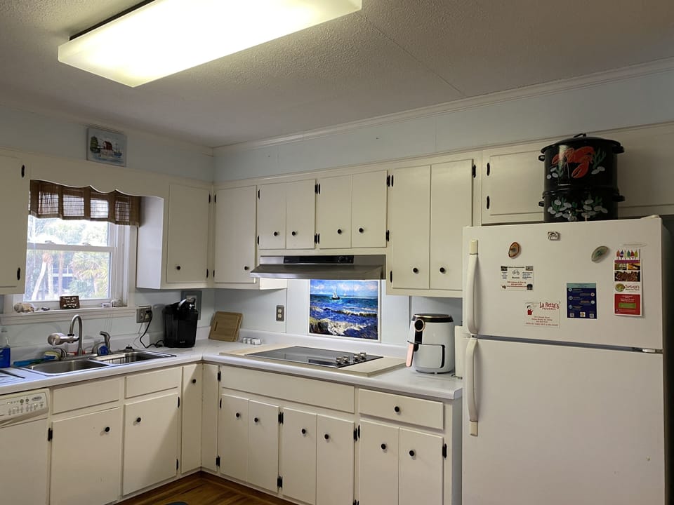 Open floor plan. Full kitchen. 