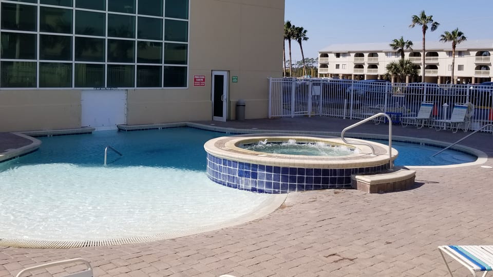 Pool & Hot Tub
