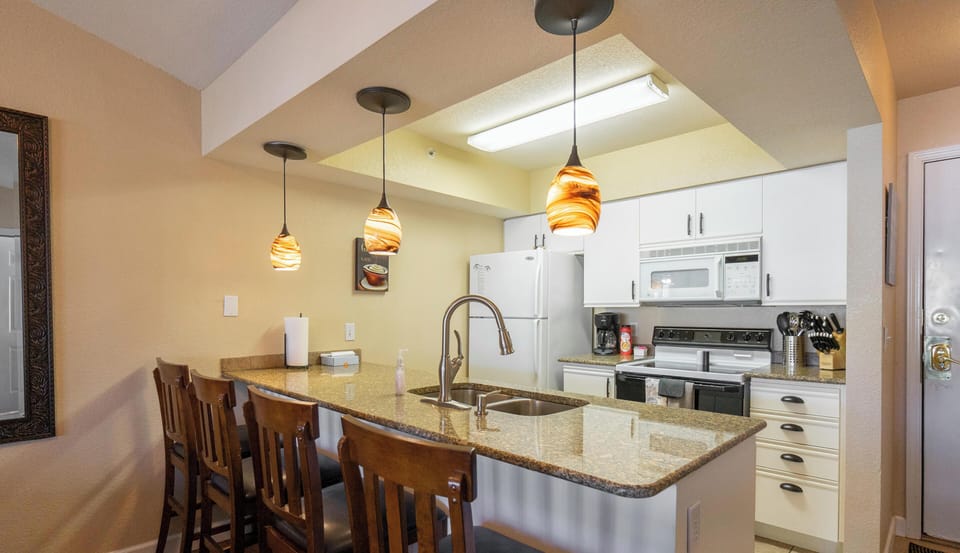 Breakfast Bar and kitchen