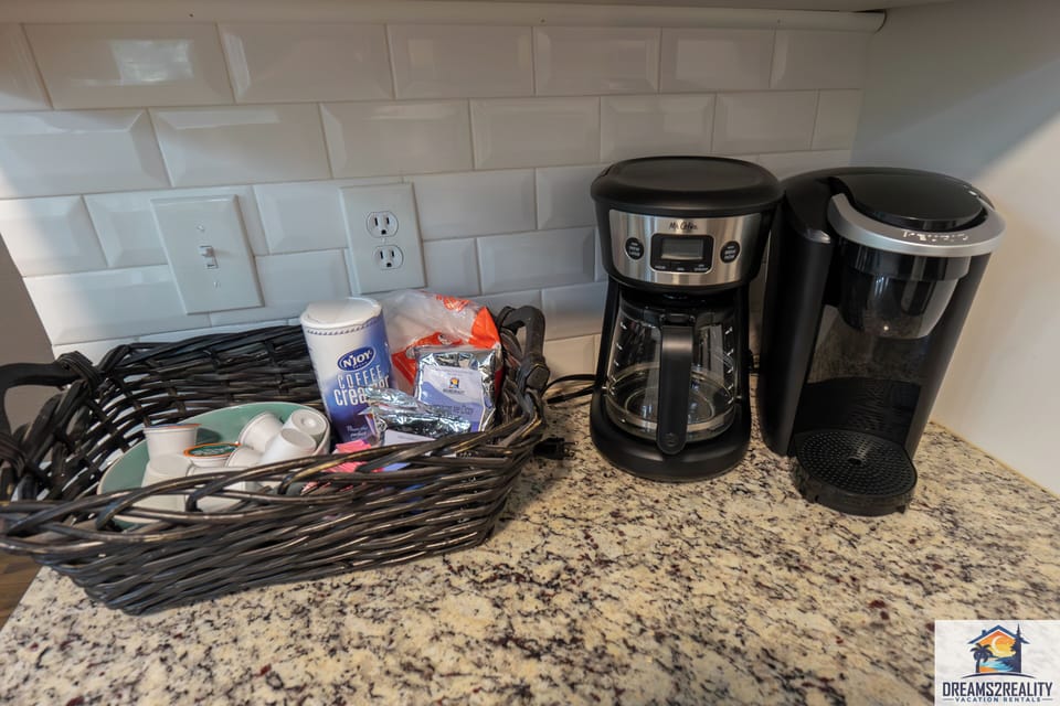 Both Traditional Drip and Keurig Single Serve Coffee Maker