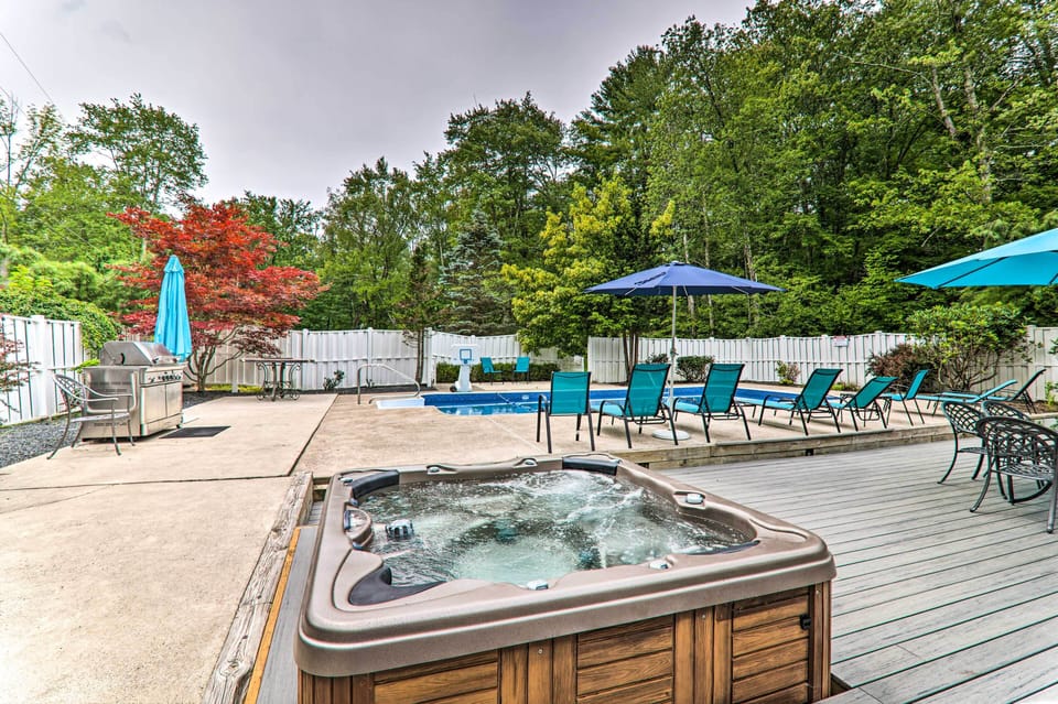 East Stroudsburg Vacation Rental | 5BR | 4BA | 6,130 Sq Ft | Steps Required