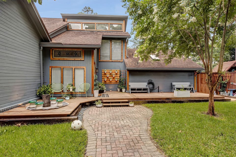 Cozy home entrance with multiple sitting areas. 