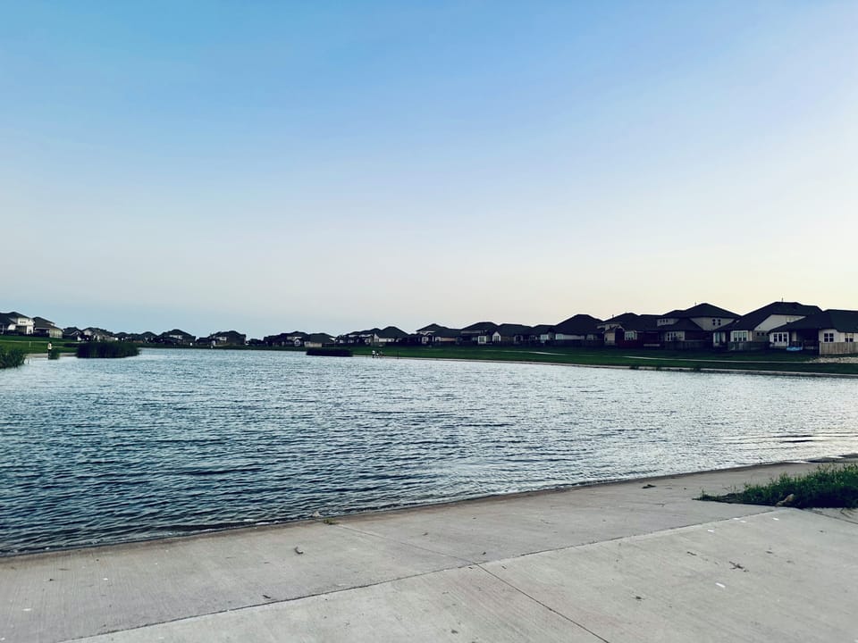 2 minutes walk to the lake