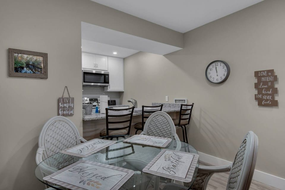 Seating for 3 at the bar, seating for 4 at the kitchen table