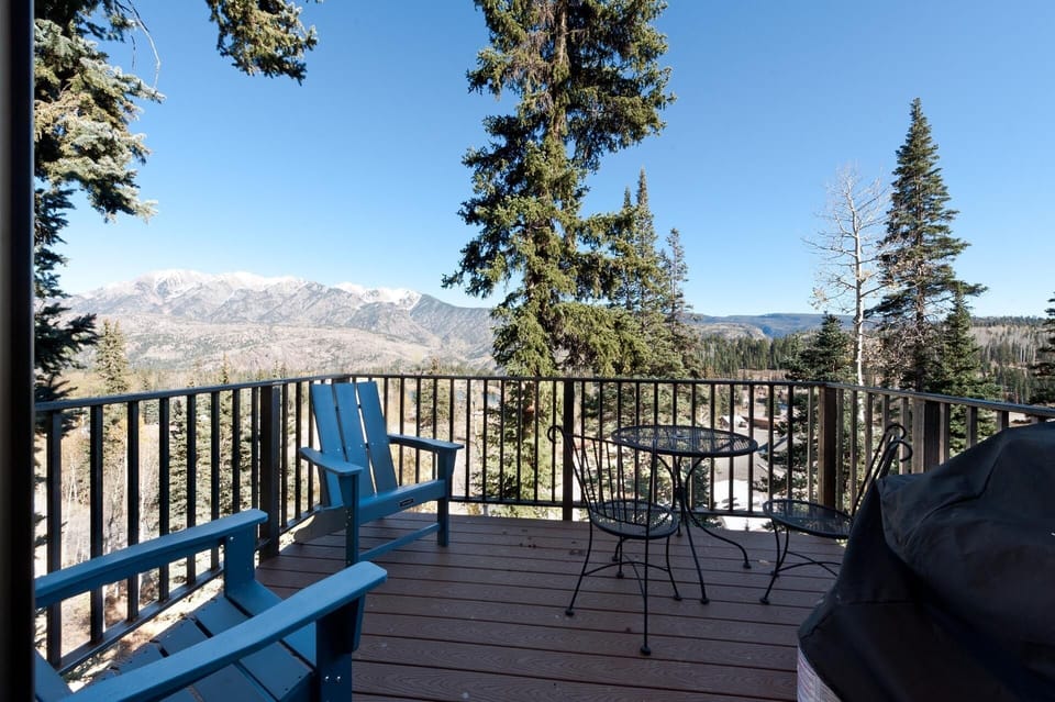Private Deck with BBQ Grill and amazing views of the Needles Range