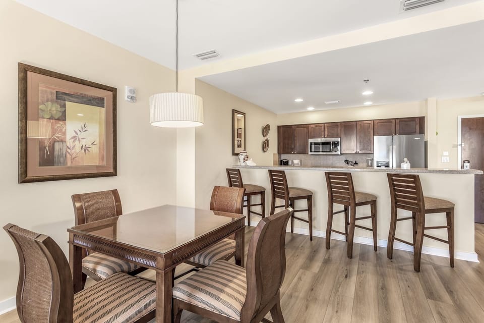 Dining Area and Breakfast Bar